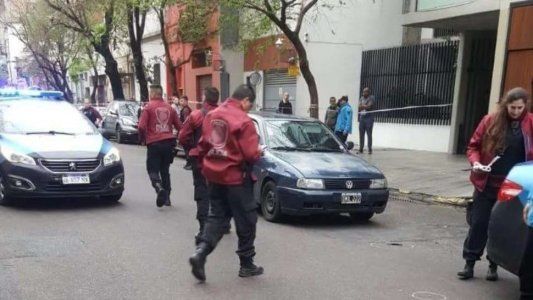 Atacó a policías con un cuchillo y lo mataron a balazos