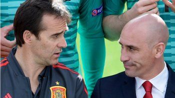 A dos días de su debut en el Mundial, España echó a su técnico