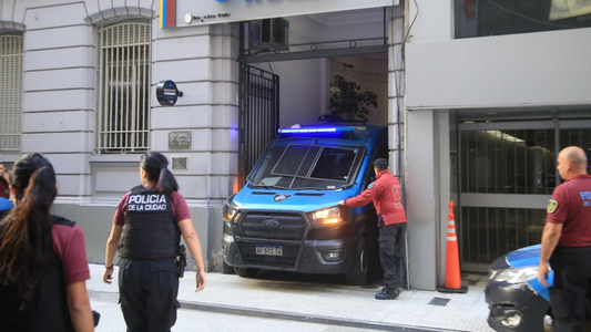 Motín en una comisaría del microcentro porteño: un detenido amenazó a los efectivos con una faca