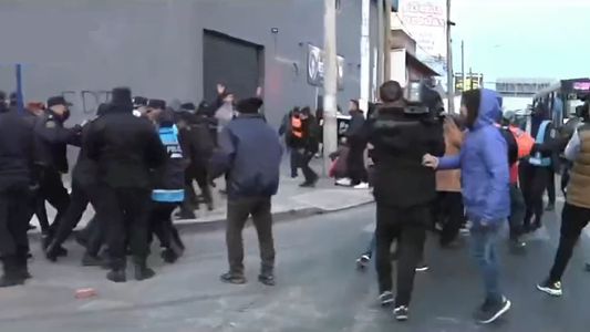 Tensión y balas de goma en Villa Fiorito: la policía reprimió una protesta de estudiantes contra la inseguridad