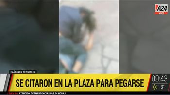 ¡Dale la cabeza contra el piso!: la brutal pelea de dos chicas a la salida de un colegio