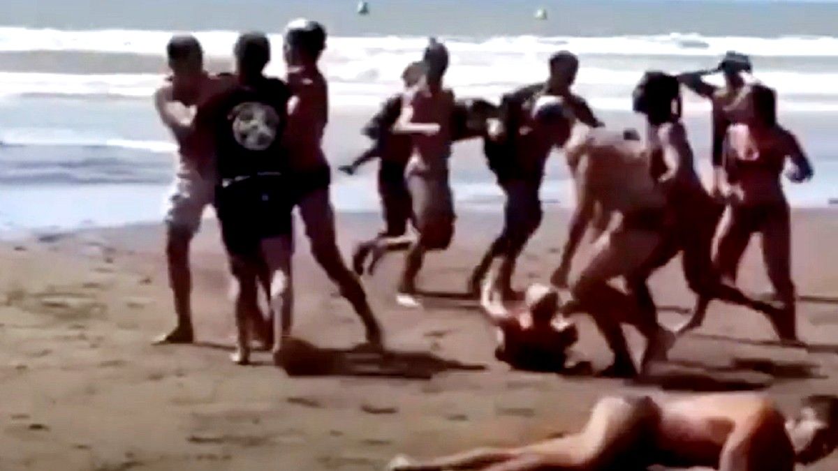 Así comenzaba la batalla campal entre guardavidas en la Costa. Foto: captura de video.&nbsp; 
