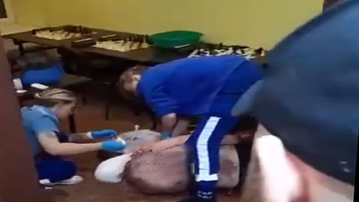 El juez de ajedrez agoniza mientras es atendido por los paramédicos en un club de San Petersburgo. (Foto: Gentileza Obozrevatel)