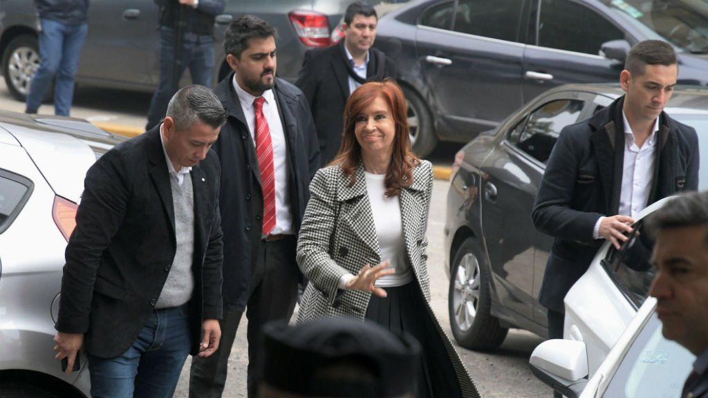 Juicio por la obra pública: antes de regresar hoy a Comodoro Py, Cristina Kirchner utilizó su Twitter para cuestionar a Bonadio