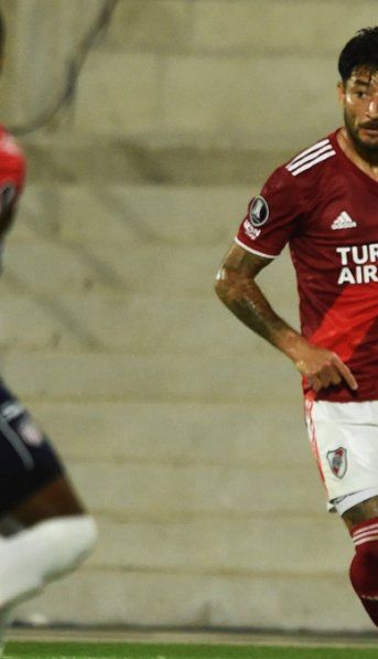 Con gases lacrimógenos y un clima hostil fuera del estadio, River rescató un puntazo contra Junior en Barranquilla