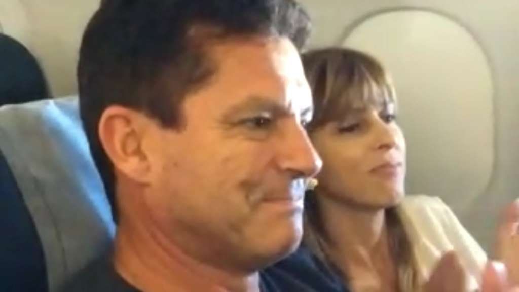 La reacción de los pasajeros de un avión al enterarse de que viajaban con veteranos de Malvinas