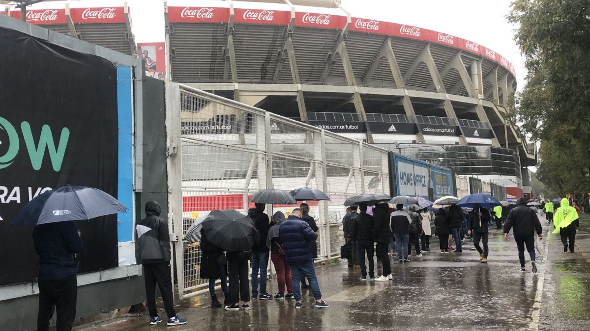 La gente hace largas filas en el Monumental para obtener sus tickets.
