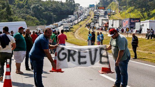 Sigue el paro de camioneros en Brasil: hay desabastecimiento y el aeropuerto de Brasilia se quedó sin combustible