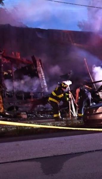 Bombero de guardia se enteró que su casa se prendía fuego y al llegar tuvo una desgarradora realidad