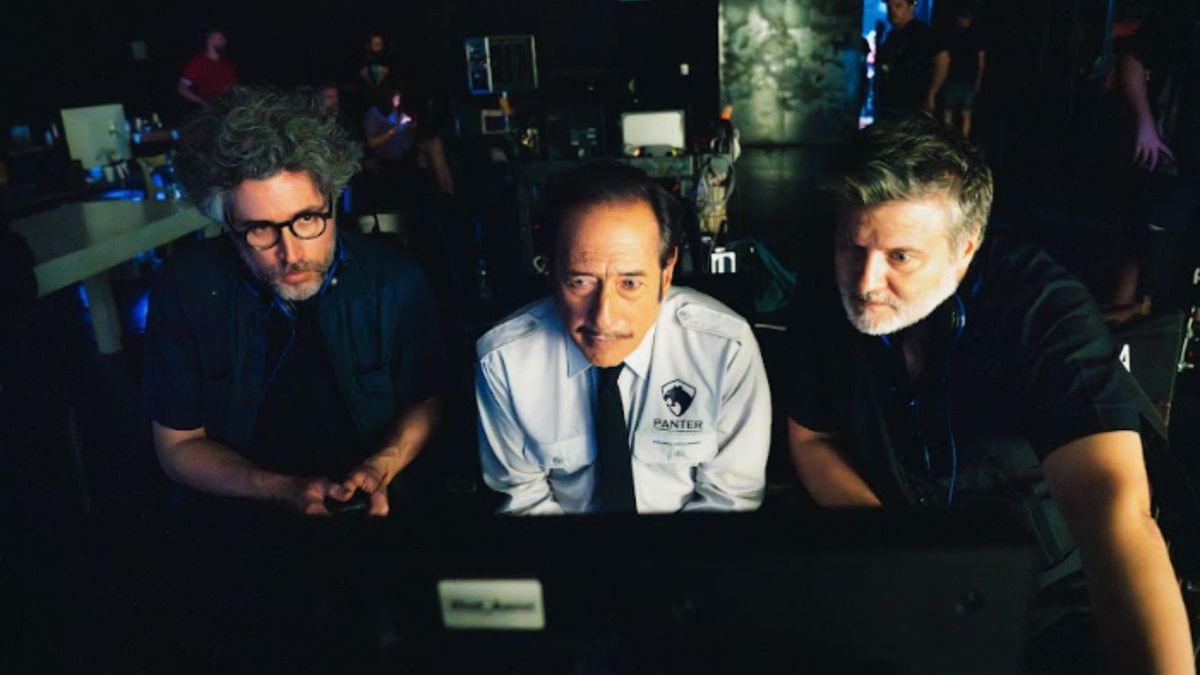 Mariano Cohn, Guillermo Francella -caracterizado como uno de los personajes que interpreta- y Gast&oacute;n Duprat revisando una toma de una de las historias que componen el film. (Foto: Gentileza Prensa)