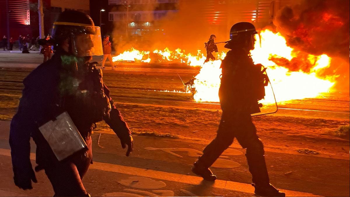 Cuerpos de la policía intentan actuar contra los manifestantes en medio incendios provocados en la ciudad. (Foto: Gentileza LBC)