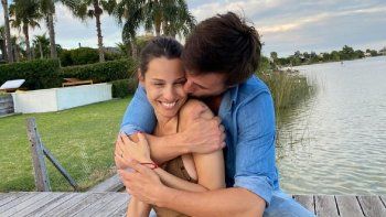 La linda postal de Pampita y Roberto García Moritán: Te amo tanto