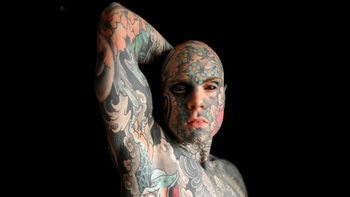 No lo dejan dar clases en el jardín porque tiene tatuado todo el cuerpo