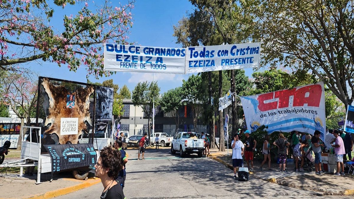 Desde temprano, militantes se acercaron a la UTN Avellaneda para participar del penario "Luche y Vuelve".