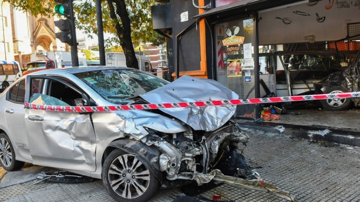 Impactante choque en Boedo. Así quedó uno de los vehículos. Foto: Radio Dos.&nbsp;