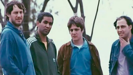 Furor por Okupas: ¿cuánto sale hoy la campera que usa El Pollo en la serie?