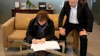 El Presidente Javier Milei, recién aterrizado en Buenos Aires, firmó el proyecto de modernización laboral que el Gobierno enviará al Congreso, acompañado por el jefe de Gabinete, Manuel Adorni. Foto: Presidencia.