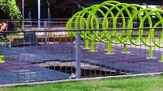 Jugaban en una plaza y se abrió un cráter en el suelo: cayeron dos mujeres y un nene de 4 años