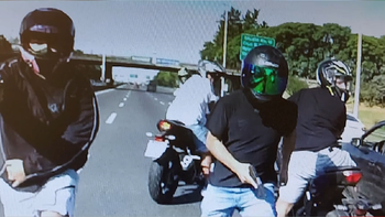 El impactante video del robo a un motociclista en plena autopista: Yo esperaba lo peor