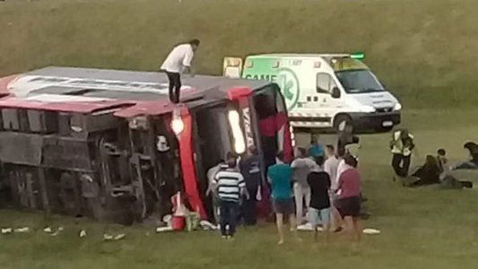 Dos muertos y al menos 13 heridos tras volcar un micro en la autovía 2, a la altura de Samborombón