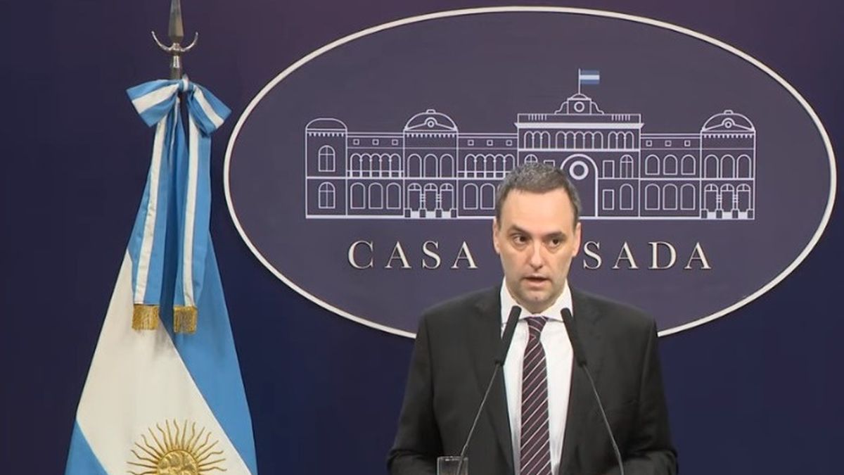 El vocero Manuel Adorni encabezó una nueva conferencia ante los medios (Foto: captura YouTube Casa Rosada).