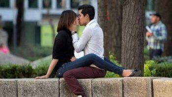 Escracharon a una pareja practicando sexo en plena calle