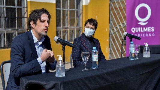Mayra Mendoza y Nicolás Trotta entregaron netbooks a alumnos de Quilmes