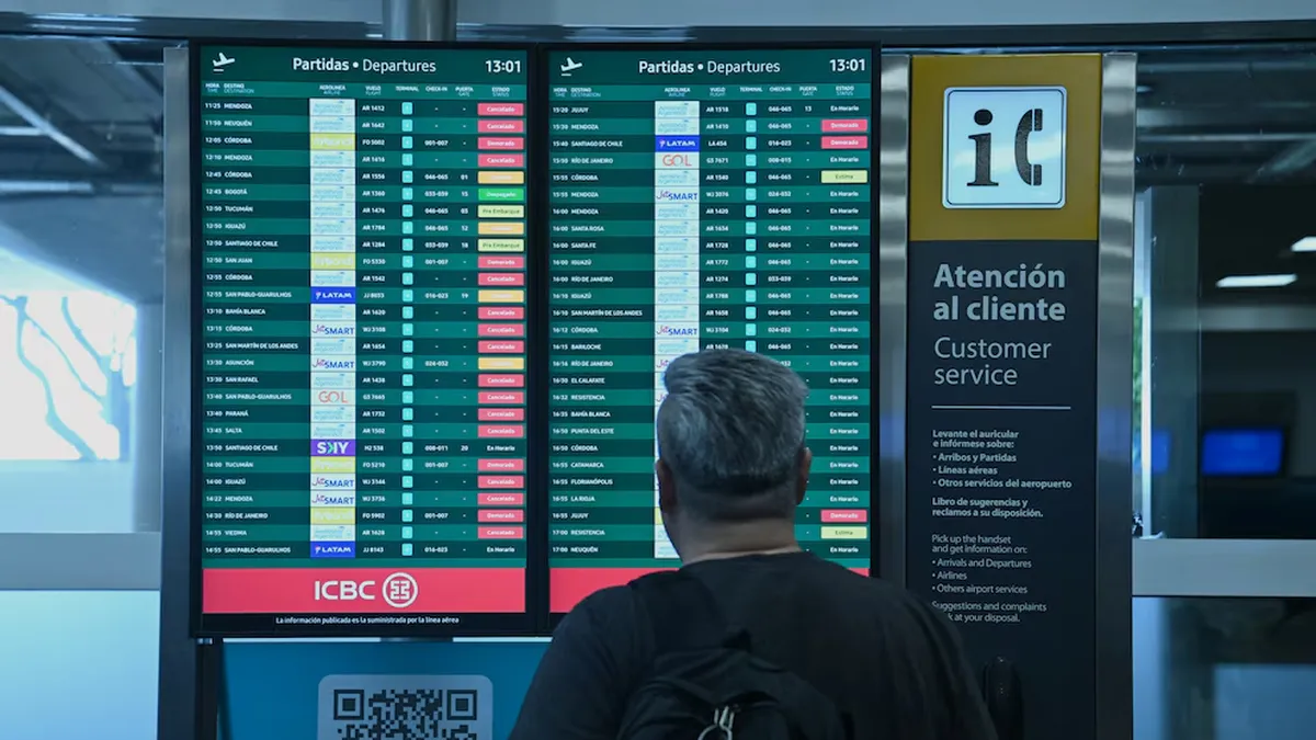 Las aerolíneas están cancelando algunos vuelos y reprogramando otros. 