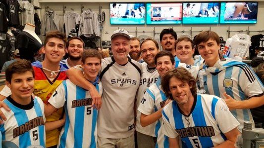 Un vaso de vino, un salamín y un reto: el mensaje de Manu Ginóbili a su hermano para contarle sobre el retiro