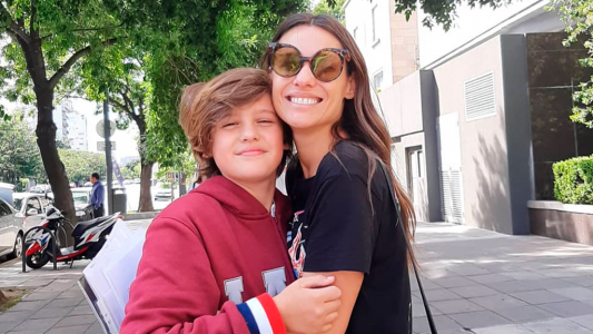 El hijo de Pampita: A mi mamá solo la siguen viejitos que ni foto tienen