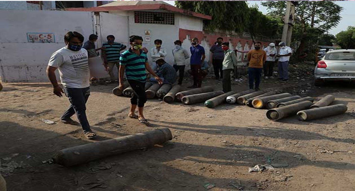Un grupo de personas rellena tubos de oxígeno médico para pacientes de Covid en una estación de recarga en una zona industrial de Agra, en el estado de Uttar Pradesh, en el norte de India. (Foto: Cortesía de Amit Sharma)