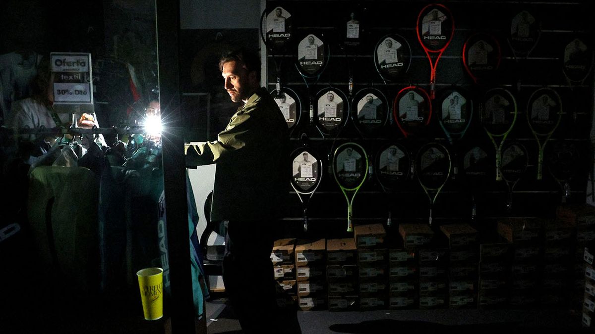 Mientras se reestablece el servicio de luz en España