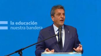 Bajo el eslogan la educación, nuestra bandera, el ministro y candidato presidencial, Sergio Massa, apuntó contra los presidenciables de la oposición que proponen váucher o arancelar la educación pública. Foto: Captura acto en el CCK. Bajo el eslogan la educación, nuestra bandera, el ministro y candidato presidencial, Sergio Massa, apuntó contra los presidenciables de la oposición que proponen váucher o arancelar la educación pública. Foto: Captura acto en el CCK.
