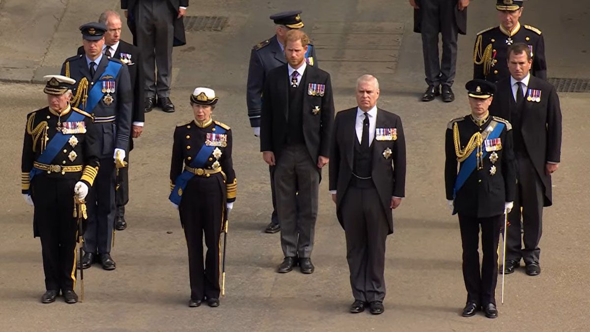 La familia real contempla el paso del ataúd al vehículo que viaja a Windsor (Foto: Captura de TV)