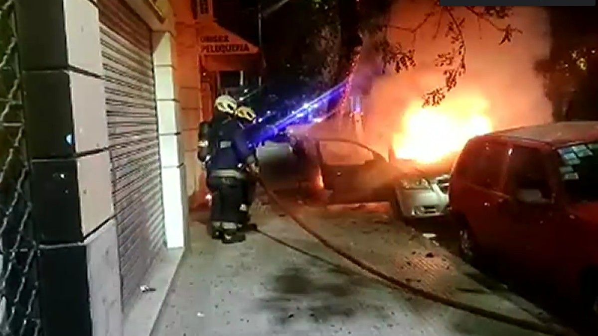 Hallan un cuerpo calcinado dentro de un auto incendiado en Balvanera. (Foto: Captura Video)&nbsp;