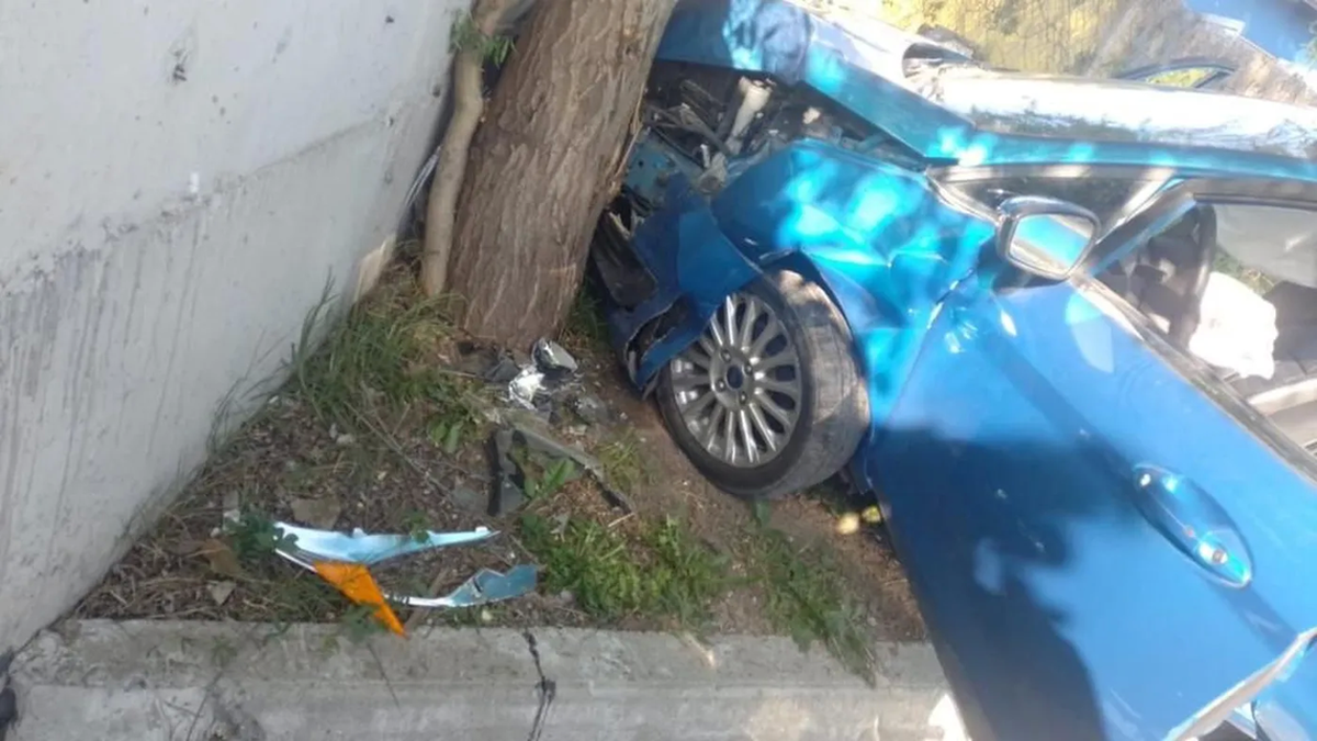 Así quedó el autorobado y chocado por el prófugo. (Foto: Popular)