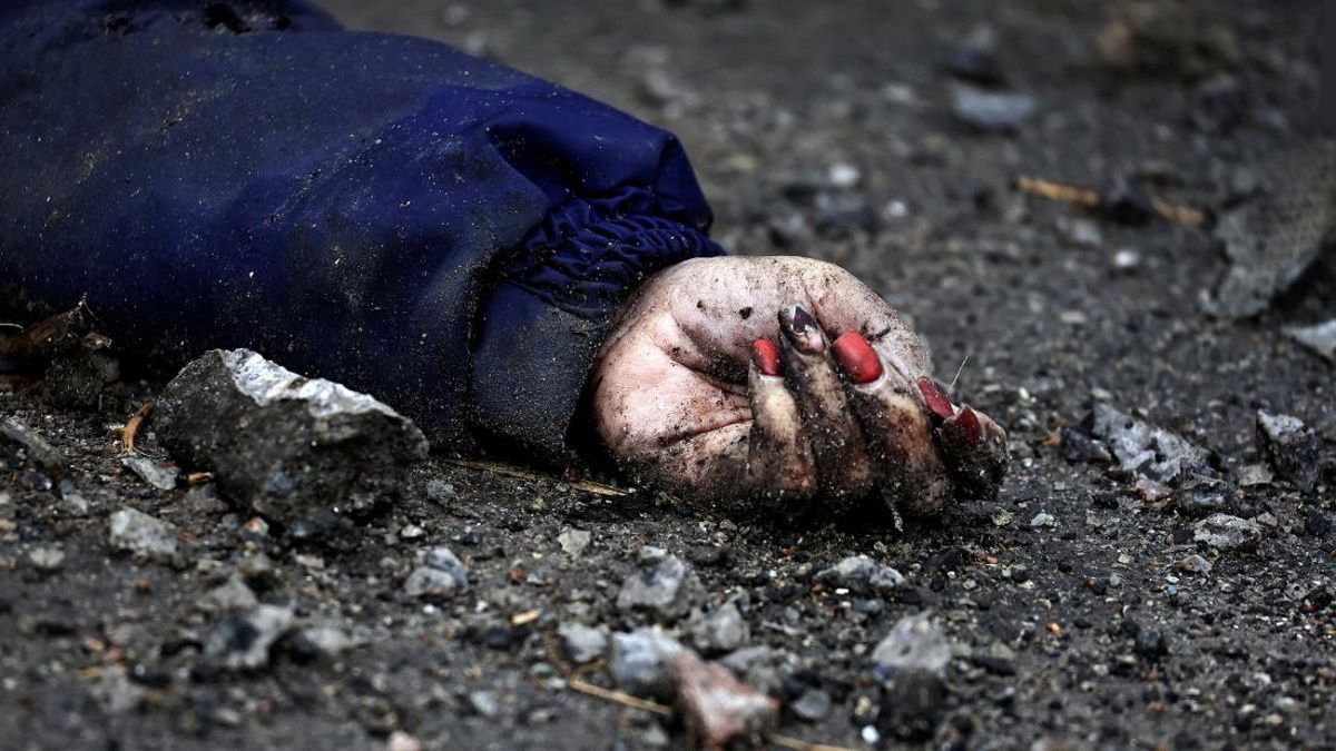 Se conoció quién era la mujer asesinada por las tropas rusas y que la foto de su mano dio vuelta al mundo
