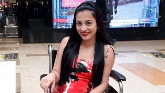 Se hizo un tatuaje y se infectó con una bacteria que la dejó en silla de ruedas