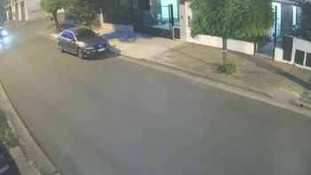 Escapaban tras robar dos autos: chocaron una moto y mataron a una mujer en Villa Madero. (Foto: captura de video)