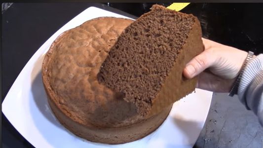 Bizcochuelo de chocolate casero: la receta fácil para que quede alto y esponjoso