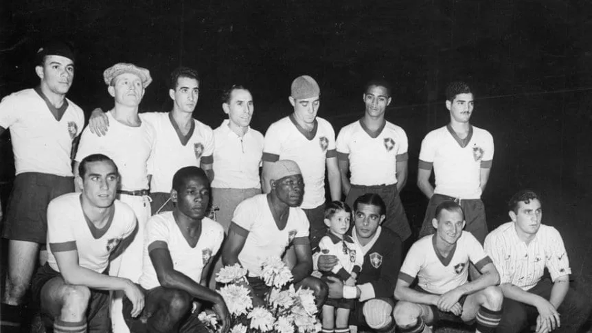 La camiseta tradicional de Brasil en 1937. La camiseta tradicional de Brasil en 1937.