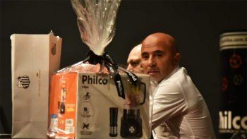 Insólito: Sampaoli fue presentado en el Santos y le regalaron ¡una licuadora!