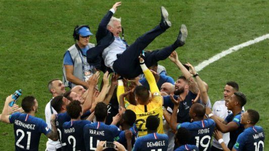 Deschamps es el tercer hombre en la historia en ser campeón como jugador y como entrenador