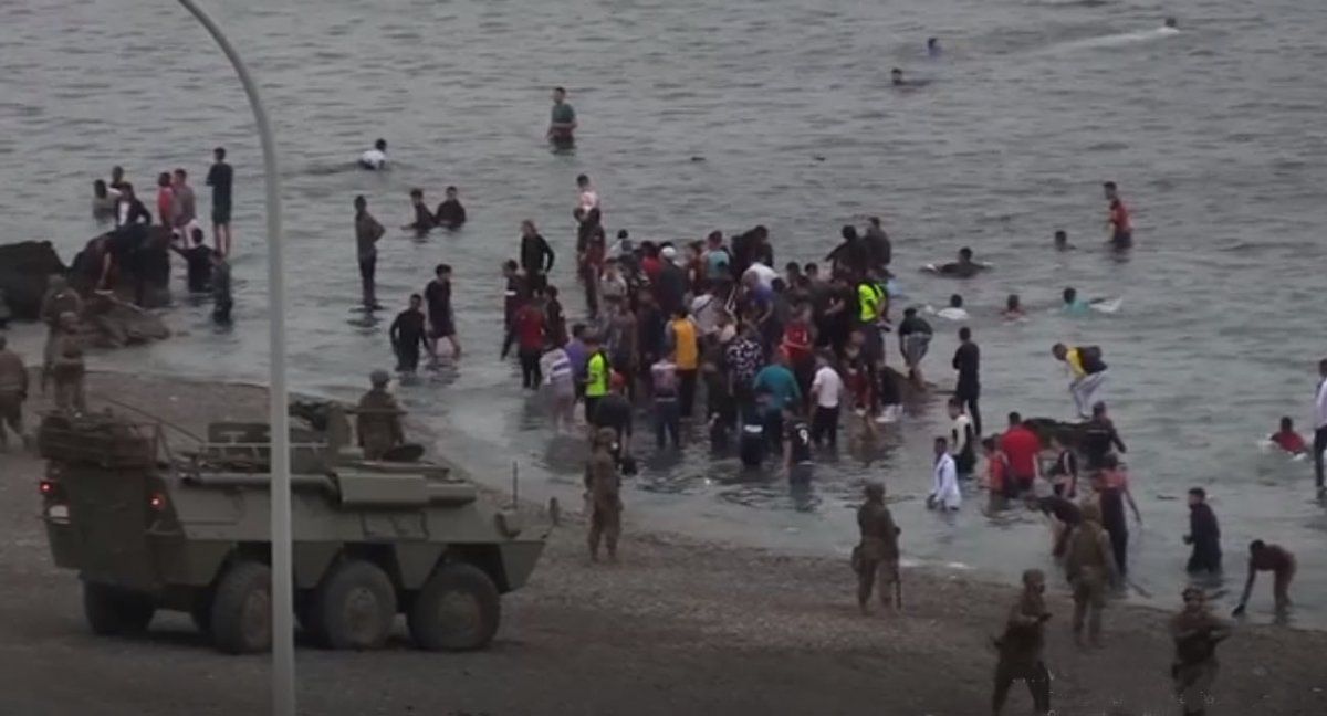 Ceuta: 6.000 inmigrantes ilegales pasaron desde Marruecos a ese territorio español en África (Foto: AP)