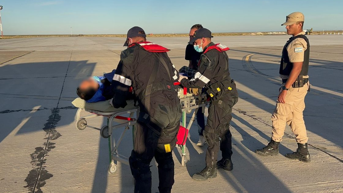 La Prefectura evacuó de urgencia a un tripulante de un buque. (Foto: gentileza Canal 12)