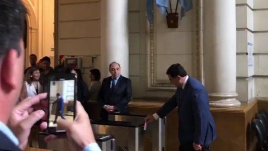 Así fue el momento en el que Echegaray regresa a la Aduana y lo reciben con aplausos