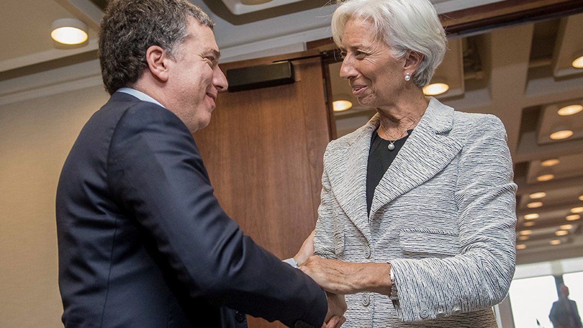 Dujovne negociará con el FMI poder vender 9 mil millones de dólares del préstamo para controlar el dólar