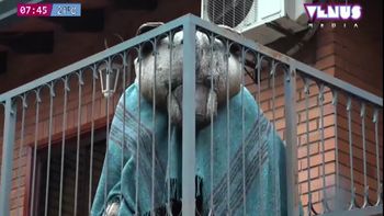 Conductores de Radio Venus investigan la historia detrás del oso que cuelga de un balcón en Lambaré