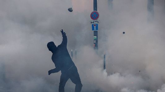 Francia enfrenta decenas de protestas: desplegaron 70.000 policías y hay nuevos enfrentamientos