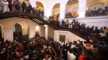 El caos de Sri Lanka, en imágenes: el presidente huyó del país y la residencia presidencial sigue tomada